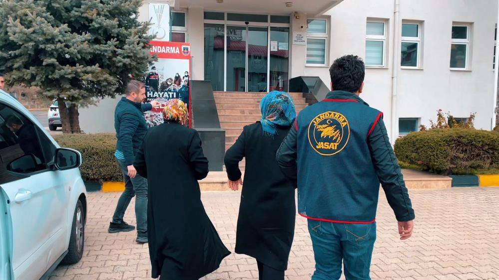 2 günlük bebeği öldürüp betona gömmüşlerdi: Firari anne ve anneanneyi JASAT yakaladı