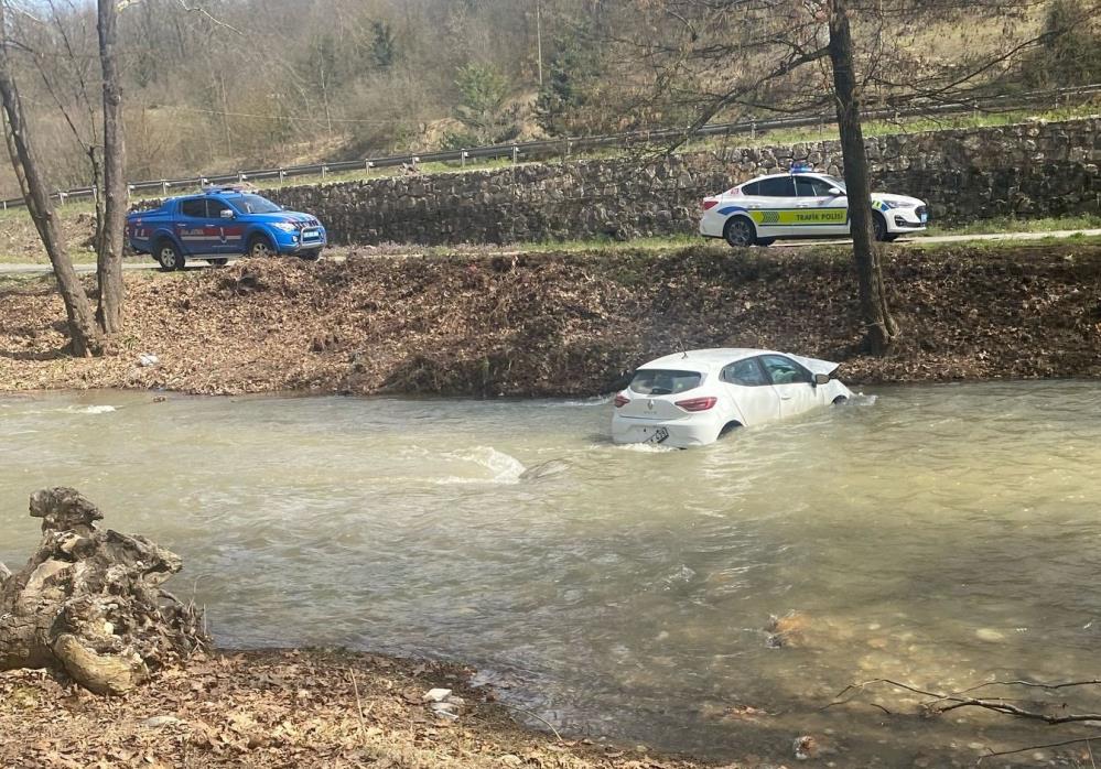 Bursa’da feci kaza! Otomobil dereye uçtu