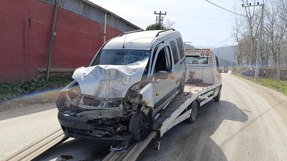 Bursa’da halk otobüsü ile hafif ticari araç çarpıştı