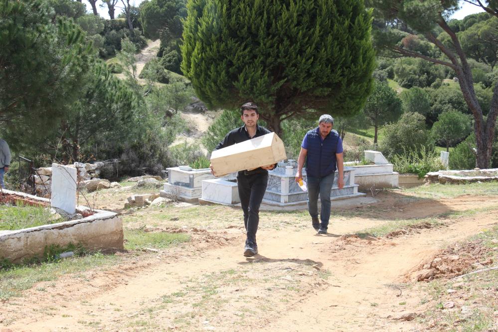 Öz babaları tarafından öldürülen bebekler aynı tabutta taşındı