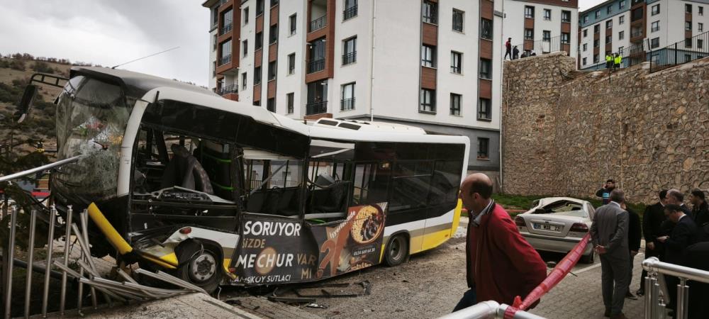 Bursa’da feci kaza: Yolcu otobüsü metrelerce uçtu!