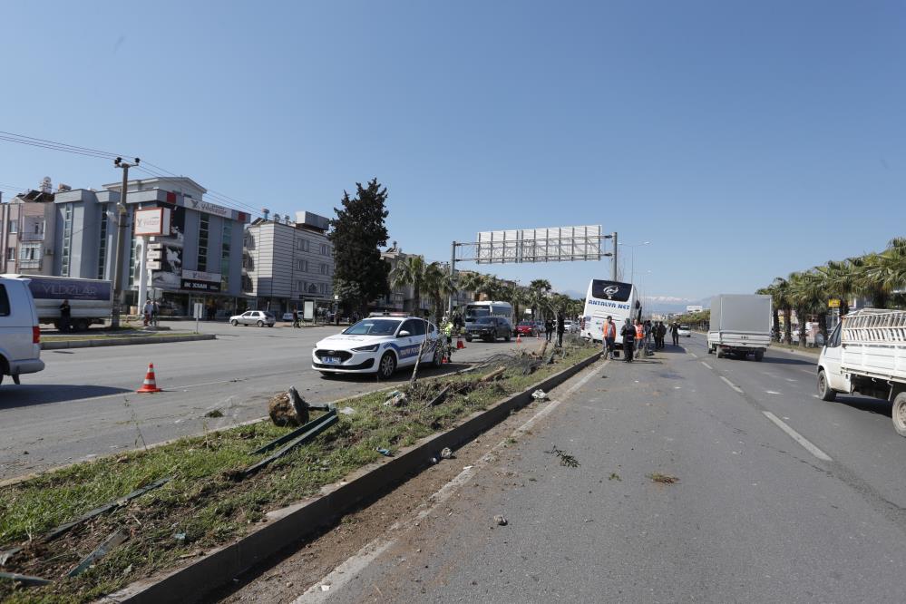 Direksiyonu kilitlenen yolcu otobüsü direğe çaptı: 1 yaralı