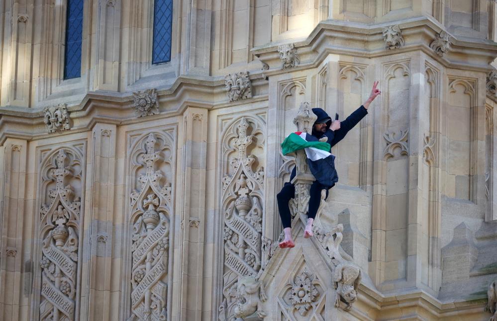 Big Ben Saat Kulesi’nde Filistin bayrağı açan şahsı ikna çalışmaları sürüyor