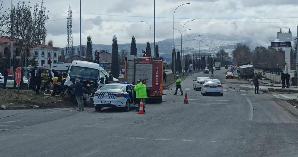 Kütahya’da tır ile kamyonet çarpıştı: 1 ölü, 2 yaralı