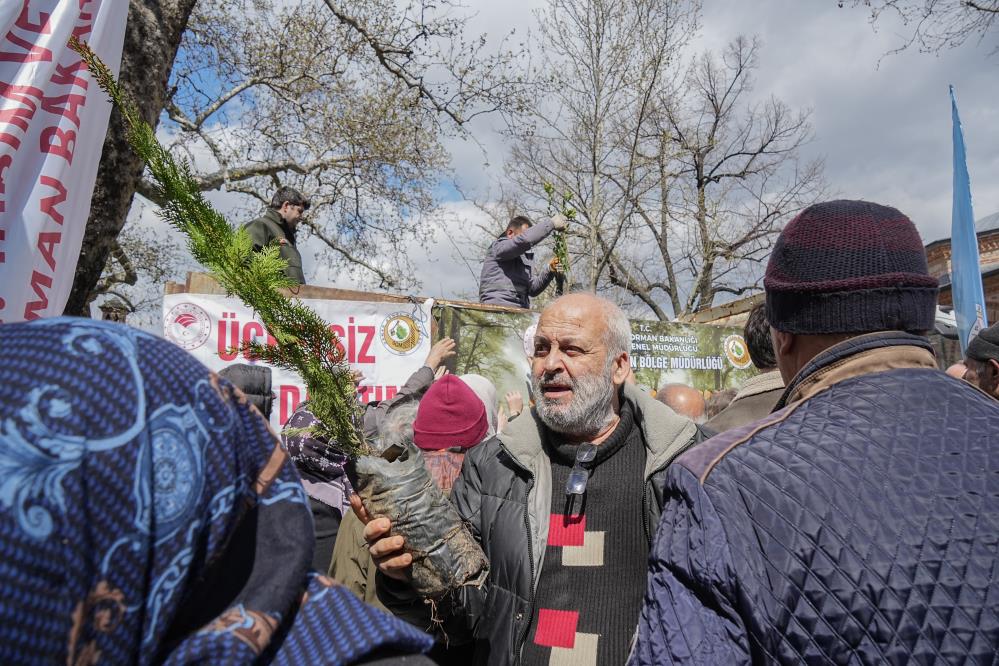 Bursa’da fidan almak için birbirleriyle yarıştılar