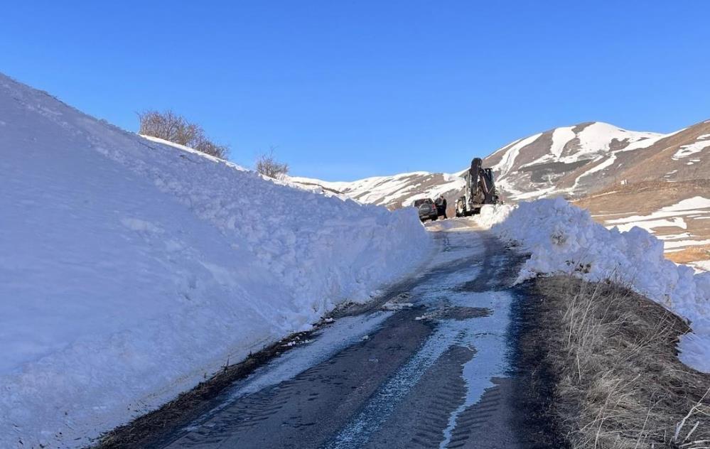 Posof’a çığ düştü, köy yolu ulaşıma kapandı