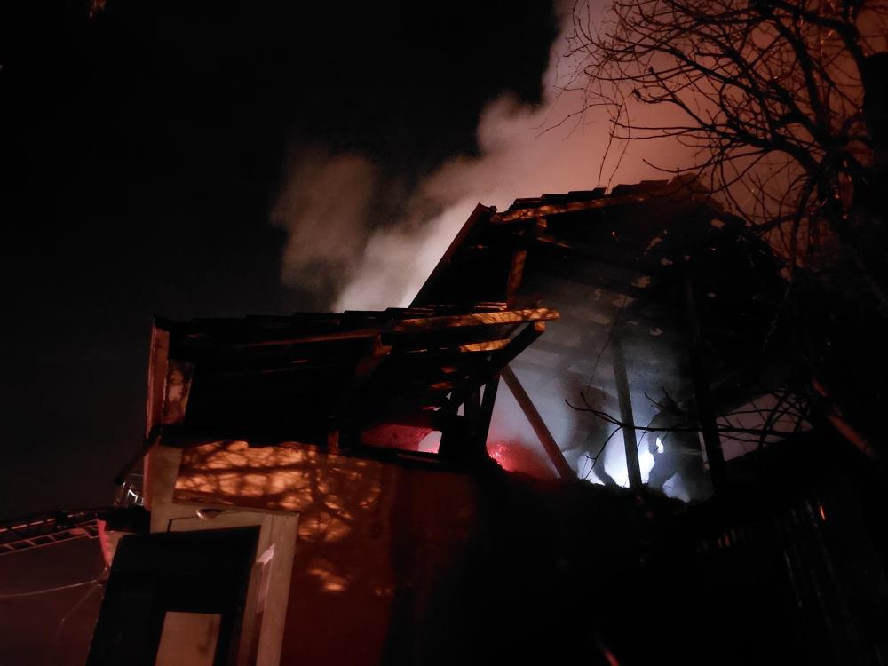 Sakarya’da evin çatısı alev topuna döndü, mahalleli sokağa döküldü