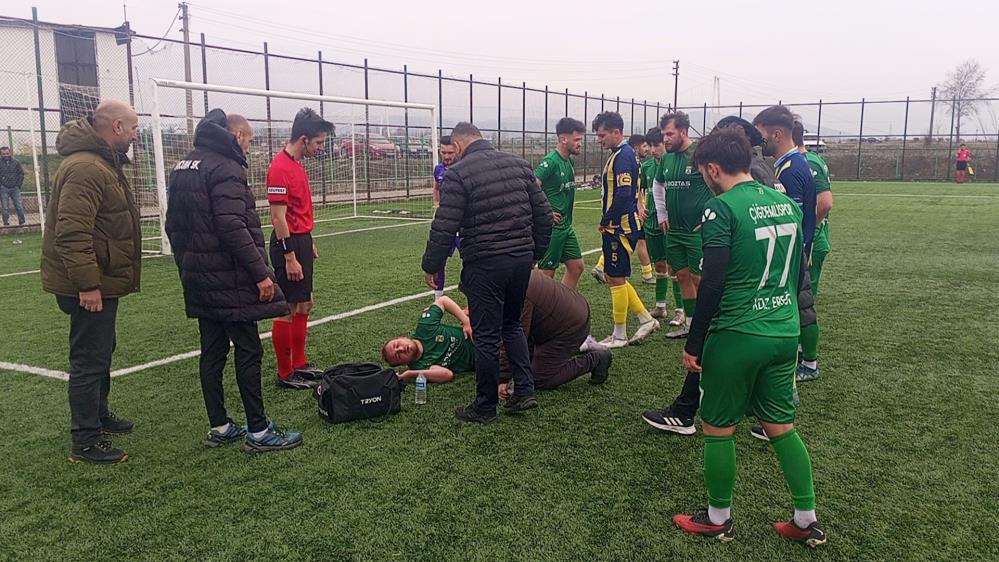 Futbol maçında rakip oyuncu ile çarpışan futbolcu nefessiz kaldı