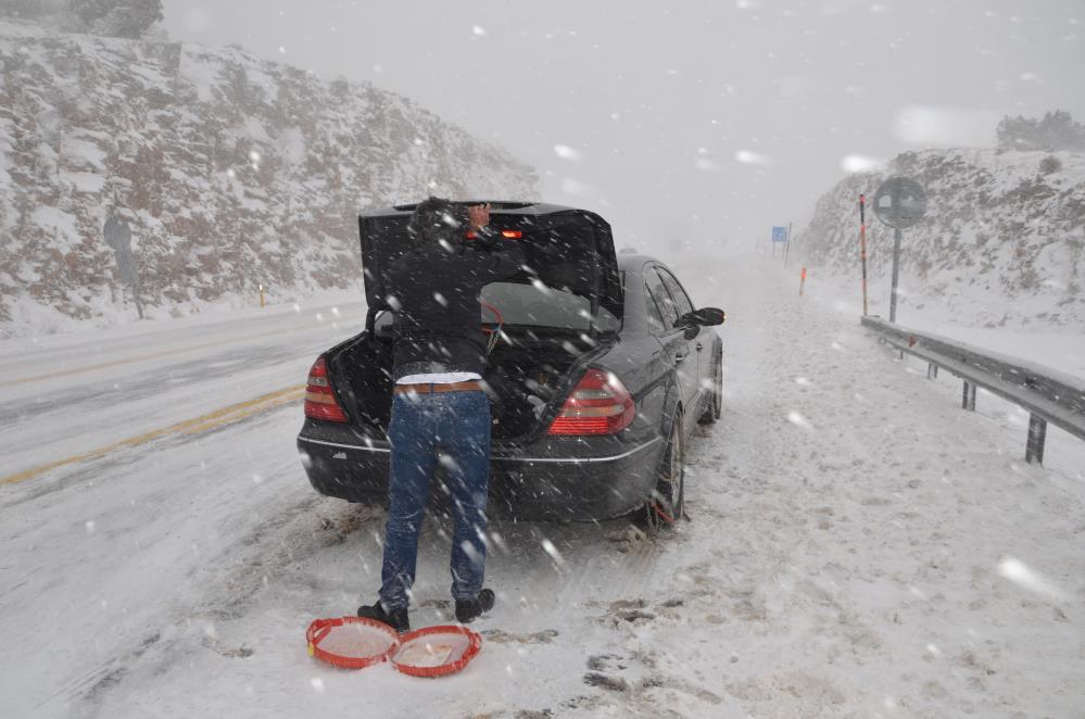 Antalya-Konya kara yolunda kar etkisini artırdı