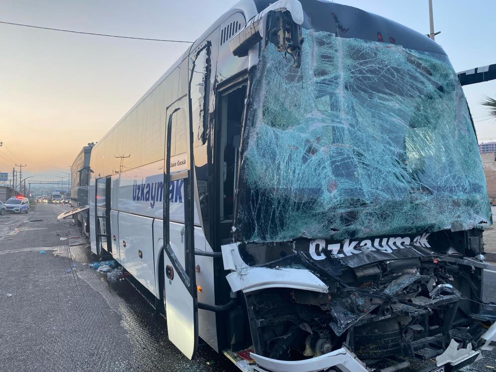 Manisa’da yolcu otobüsünün karıştığı zincirleme kaza: 1 ölü, 7 yaralı