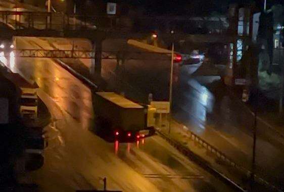 Bursa’da yağmur kaza getirdi: Yolu kapatan TIR trafiği durdurdu!