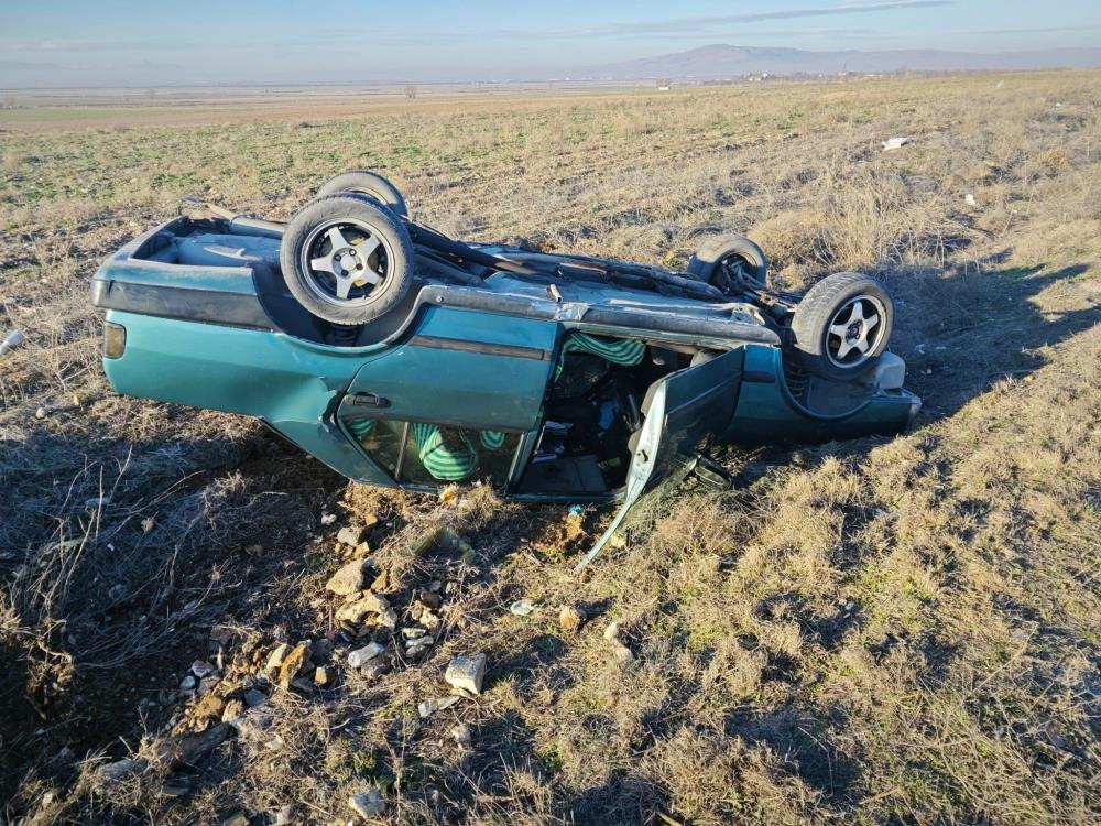 Takla atan otomobilden şans eseri yara almadan çıktı