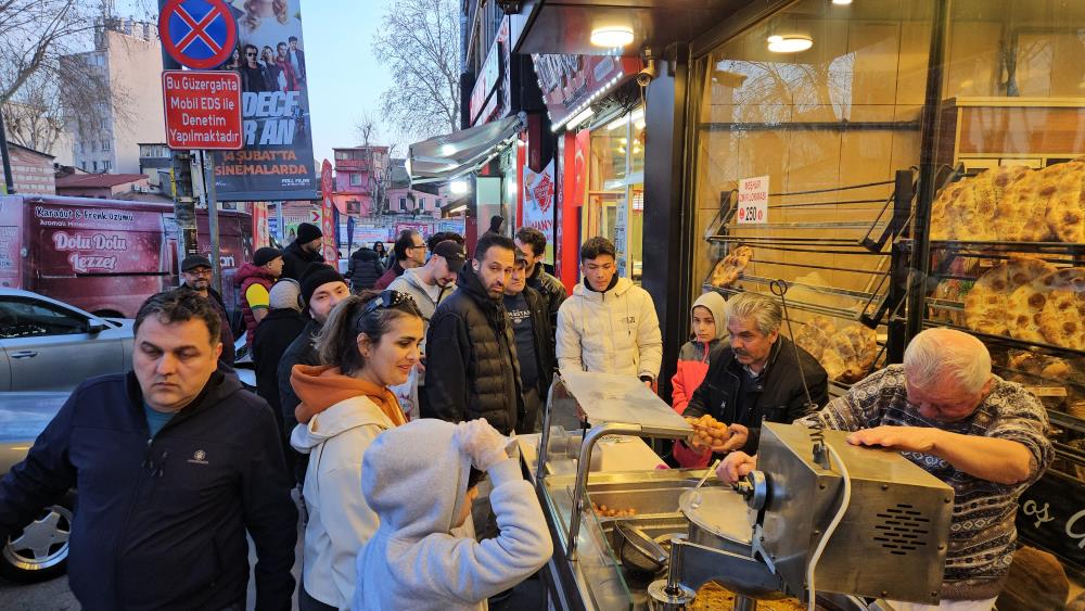 İstanbul’da Ramazan’ın ilk gününde pide kuyruğu