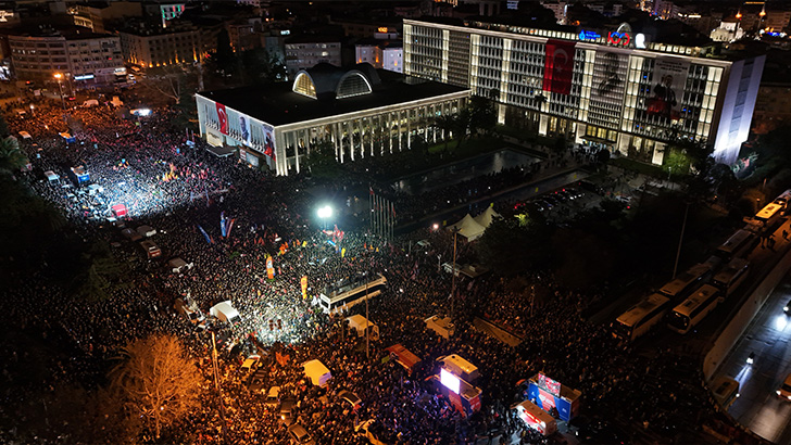 İBB binası önündeki kalabalık havadan görüntülendi