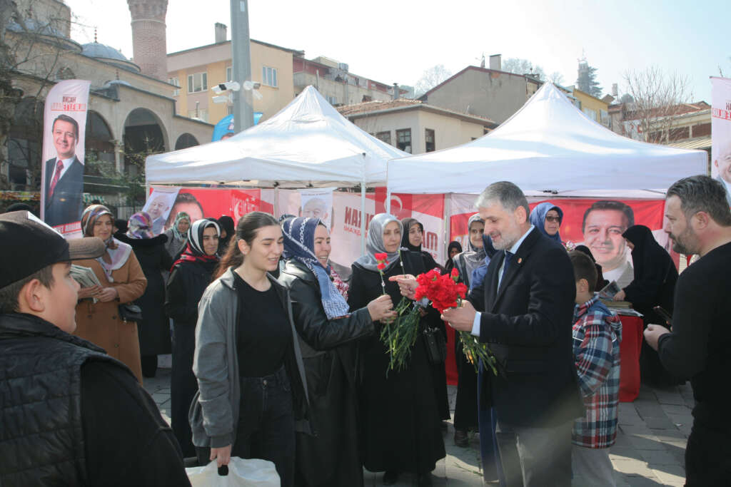 Saadet Bursalı Kadınlar 8 Mart’ta karanfil dağıttı