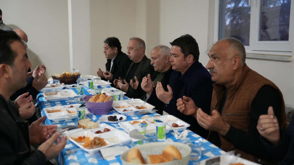 Başkan Aydın vatandaşlarla iftar yaptı