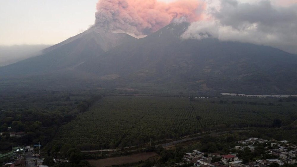 Fuego Yanardağı patladı, 30 bin kişiye tahliye kapıda