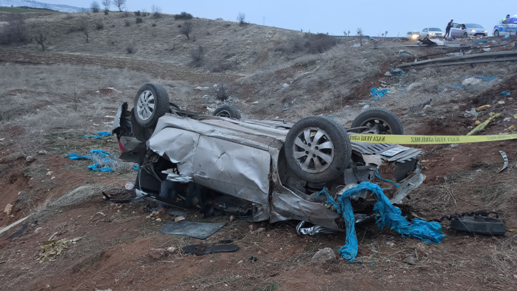 Takla atan otomobil şarampole yuvarlandı: 1 ölü, 3 yaralı