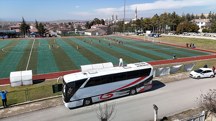 Cezalı kadın teknik direktör, takım otobüsünün üzerinde oyuncularına taktik verdi