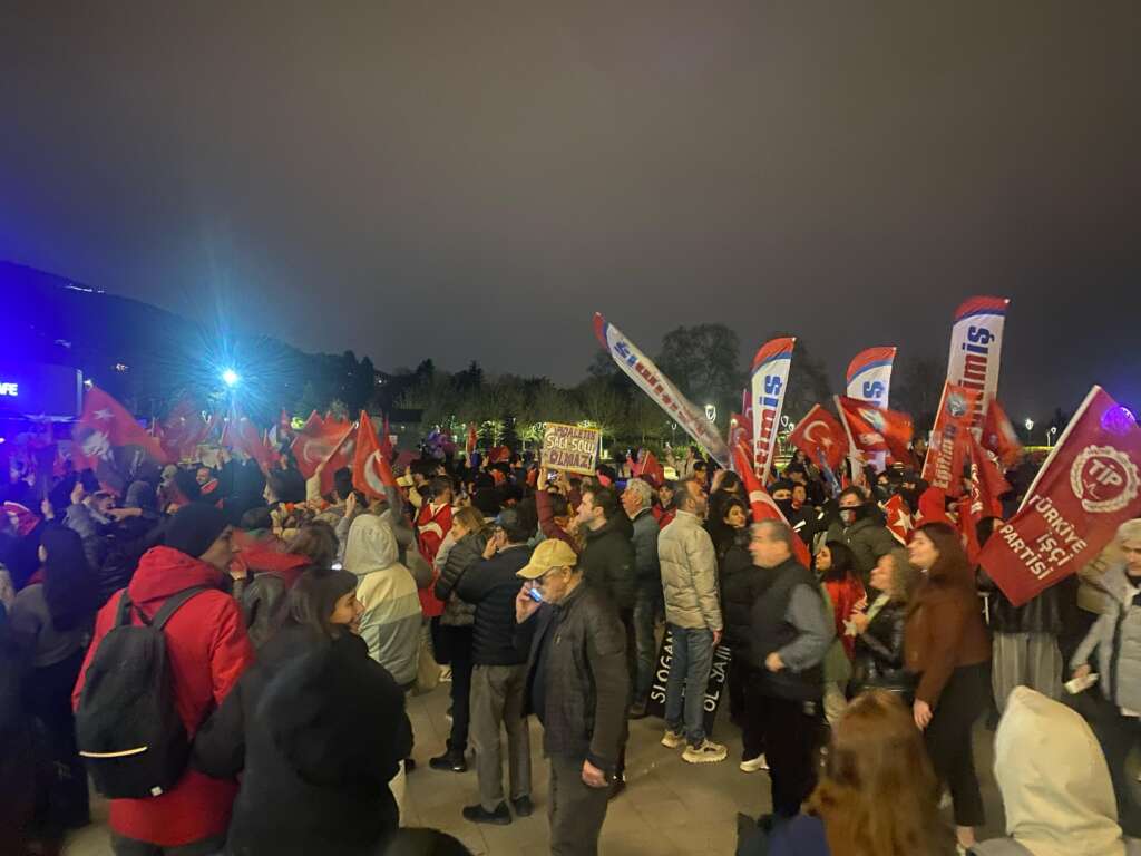 Bursa’da İmamoğlu için yürüyenlere polis müdahalesi: CHP İl Başkanı Yeşiltaş yaralandı!