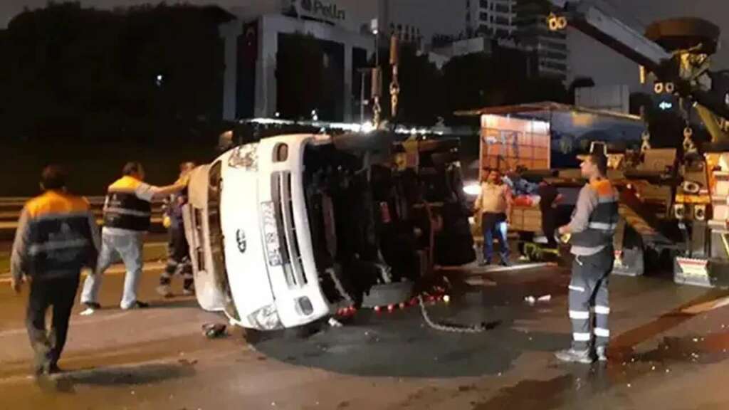 Basın Ekspres Yolu’nda kamyonet devrildi! Yol trafiğe kapatıldı